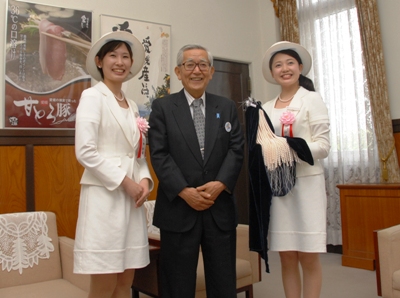 5月25日（火曜日）2010えひめけんぎょれんミズ・オンドアールの訪問（県庁）の画像