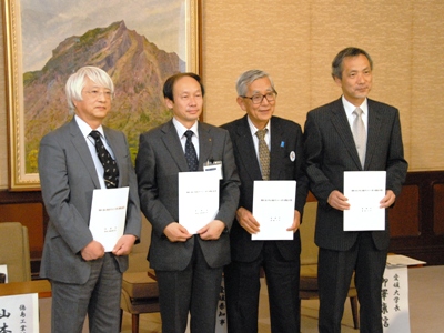 5月26日（水曜日）愛媛大学及び徳島工業短期大学との電気自動車（EV）に関する連携協定等調印式（県庁）の画像