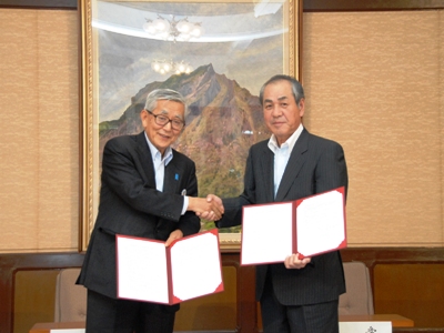 7月8日（木曜日）社団法人愛媛県建設業協会との口蹄疫発生時の支援活動業務に関する協定調印式（県庁）