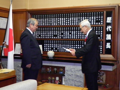 10月30日（土曜日）議長への知事退職の申し出（県議会議長室）の画像