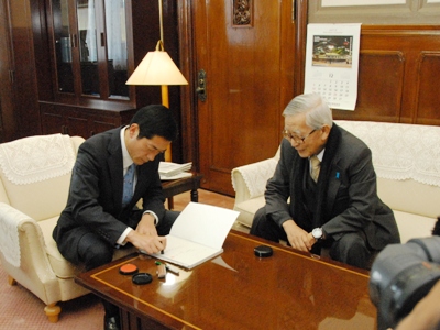 12月1日（水曜日）知事事務引継ぎ（県庁）の画像