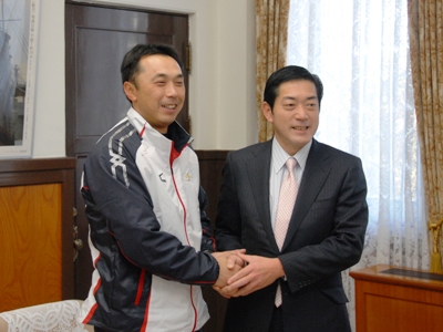 1月11日（火曜日）プロ野球ヤクルトスワローズ宮本慎也選手の訪問（県庁）の画像