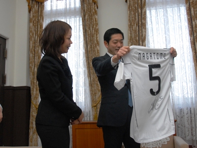 1月18日（火曜日）AFCアジアカップカタール2011日本代表の長友佑都選手の親族らの訪問（県庁）の画像