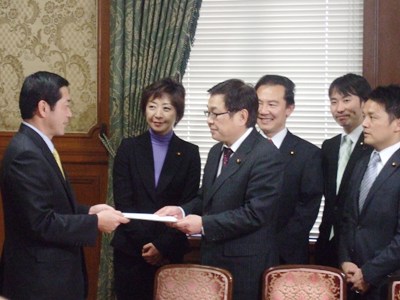 2月17日（木曜日）東予港整備の新規事業化及び社会資本整備予算の愛媛県への重点配分等に関する民主党陳情要請対応本部副本部長への緊急要望（東京都）の画像