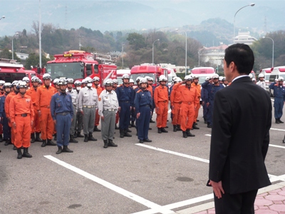 3月14日（月曜日）東北地方太平洋沖地震に係る緊急消防援助隊出発式（四国中央市）の画像