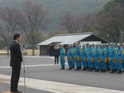 3月15日（火曜日）東北地方太平洋沖地震に係る警察広域緊急援助隊（警備部隊・刑事部隊）出発式（松山市内）の画像