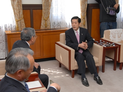 4月13日（水曜日）四国電力千葉社長と同社原子力本部の本県への移転等について会談（県庁）の画像