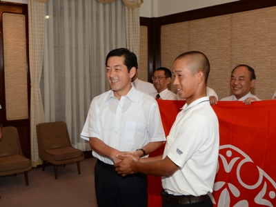 8月1日（月曜日）全国高等学校野球選手権大会出場校に対する愛媛県応援旗贈呈式（県庁）の画像