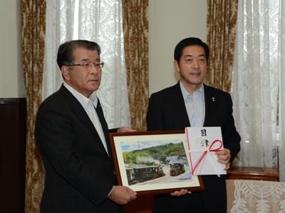 10月21日（金曜日）被災地学校修学旅行支援事業に係る目録贈呈式（県庁）の画像