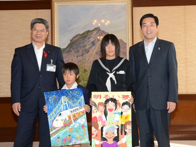 10月24日（月曜日）えひめ児童・生徒未来画コンクール最優秀賞受賞者表彰式（県庁）の画像