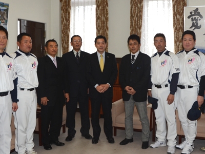 1月24日（火曜日）マスターズ甲子園県代表の新居浜東高等学校野球部OB会会員の訪問（県庁）の画像