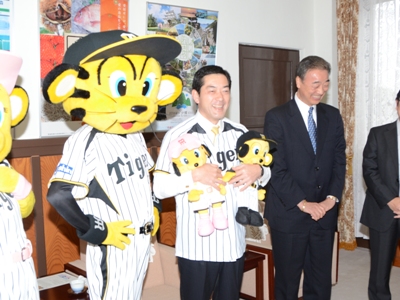 2月21日（火曜日）プロ野球阪神タイガース関係者の訪問（県庁）の画像