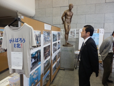 3月12日（月曜日）東日本大震災に係る被災地支援派遣県職員による復興応援企画写真展視察（県庁）の画像