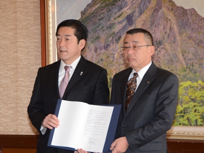 3月13日（火曜日）社団法人愛媛県獣医師会との災害時における動物救護活動に関する協定締結式（県庁）の画像