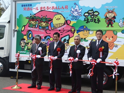 4月10日（火曜日）全国共済農業協同組合連合会愛媛県本部からの「交通安全教育車」贈呈式（県庁）の画像
