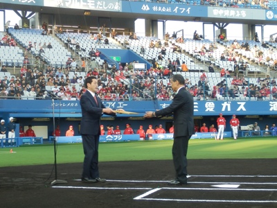 4月14日（土曜日）東京ヤクルトスワローズ対広島東洋カープ公式戦（株式会社ヤクルト球団からの寄附贈呈式）（松山市内）<