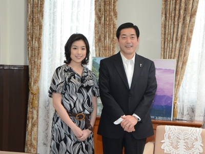 5月2日（水曜日）伊予観光大使　宮本真希氏の訪問（県庁）の画像