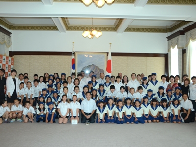 8月8日（水曜日）日韓友好少年少女合唱団らの訪問（県庁）の画像