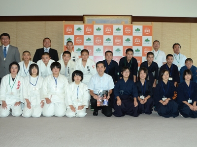 8月10日（金曜日）岩手県柔道・剣道中学生選手団の訪問（県庁）