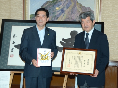 10月29日（月曜日）書家 柳田泰山氏作品贈呈式（県庁）の画像