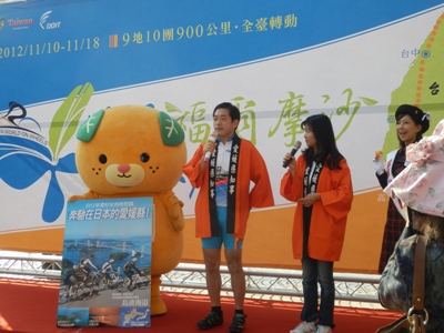 11月10日（土曜日）台湾自転車祭「Formosa900台湾一周サイクリング」出発式における県産柑橘等トップセールス（台湾）の画像