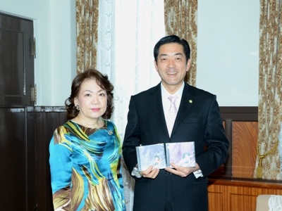 11月15日（木曜日）県出身のソプラノ歌手二宮典子氏からの作品贈呈式（県庁）の画像