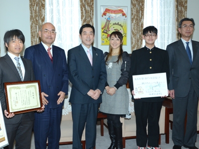 1月23日（水曜日）未成年者飲酒防止キャンペーン審査委員長 女優 東ちづる氏らの訪問（県庁）の画像