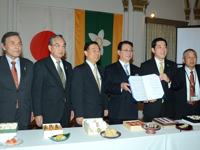 3月18日（月曜日）株式会社源吉兆庵と宇和島圏域自治体等との連携協定書調印式（県庁）の画像