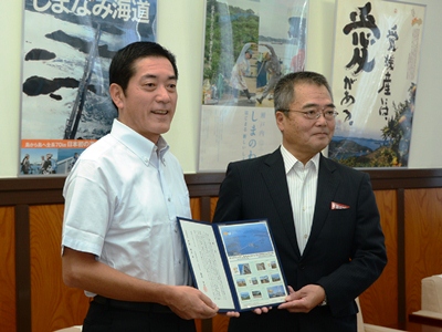 10月10日（木曜日）日本郵便株式会社四国支社からのサイクリングしまなみ2013オリジナルフレーム切手贈呈式（県庁）の画像