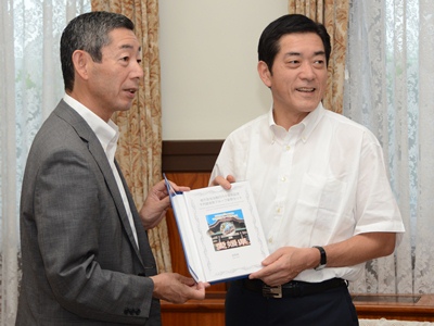 7月14日（月曜日）造幣局からの地方自治法施行60周年記念貨幣セット贈呈式（県庁）の画像