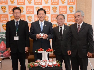 11月21日（金曜日）東宇和農業協同組合長らの訪問（県開発のいちご新品種「紅い雫（あかいしずく）」初出荷報告）（県庁）の画像