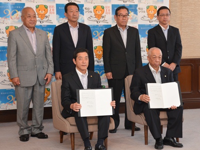 5月19日（火曜日）愛媛県中小建築業協会との災害時における被災住宅の応急修理等に関する協定書調印式（県庁）の画像