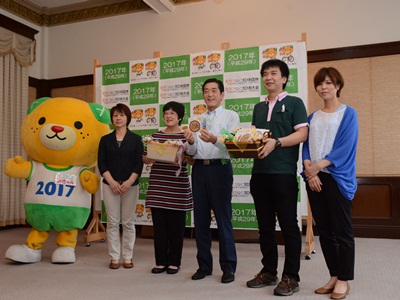 6月22日（月曜日）障害者福祉施設の訪問（愛顔つなぐえひめ国体・えひめ大会応援グッズの贈呈）（県庁）の画像