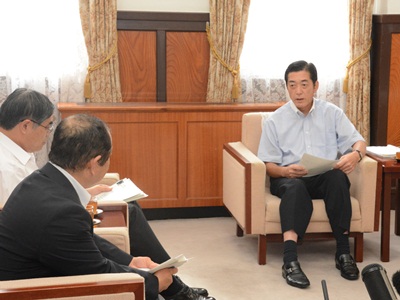 9月1日（火曜日）伊方原子力発電所環境安全管理委員会会長、原子力安全専門部会会長の訪問（審議結果報告）（県庁）の画像