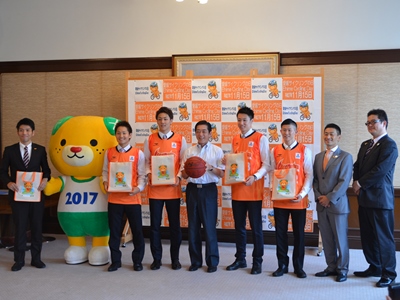 9月15日（火曜日）プロバスケットボールTKbjリーグ大分・愛媛ヒートデビルズ監督、選手らの訪問（県庁）の画像