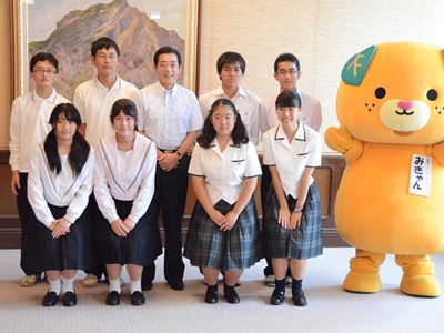 9月24日（木曜日）えひめ高校生ハワイ派遣事業に参加の県内高校生らの訪問（県庁）の画像