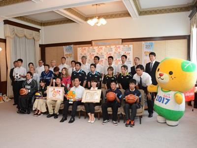 8月9日（火曜日）愛媛県「三浦保」愛基金シンボルマーク発表・「愛顔つなぐえひめ大会」競技用具贈呈式（県庁）の画像