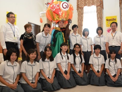 8月25日（木曜日）えひめ愛顔の子ども芸術祭総合プロデューサーのカナイヒロミ氏、県立松山南高等学校砥部分校生徒らの訪問（県庁）