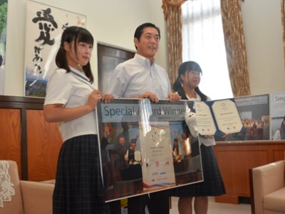 9月9日（金曜日）県立長浜高等学校生徒らの訪問（国際学生発表大会「グローバル・リンク・シンガポール2016」特別賞受賞の報告）（県庁）の画像