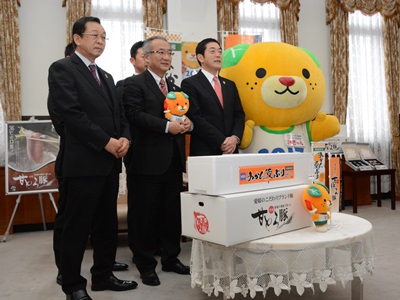 2月23日（木曜日）株式会社ビージョイの訪問（愛顔つなぐえひめ国体・えひめ大会の式典弁当食材の贈呈）（県庁）の画像