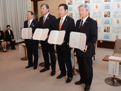 4月24日（月曜日）損害保険ジャパン日本興亜株式会社との地域活性化に向けた包括連携協定書並びに同社、株式会社伊予銀行、株式会社愛