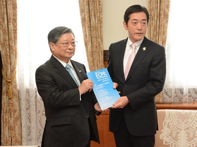 4月25日（火曜日）公益財団法人えひめ地域政策研究センター理事長らの訪問（県庁）の画像