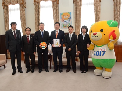 4月27日（木曜日）愛媛県歯科医師会の訪問（愛顔つなぐえひめ国体・えひめ大会出場選手が使用するスポーツマウスガードの贈呈）（県庁）の画像