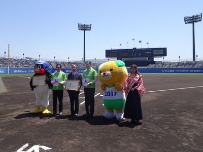 5月14日（日曜日）東京ヤクルトスワローズ対中日ドラゴンズ公式戦（株式会社ヤクルト球団からの寄附贈呈式）（松山市）の画像