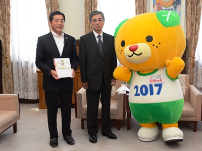 5月23日（火曜日）愛媛県産婦人科医会からの愛顔つなぐえひめ国体・えひめ大会応援みきゃん募金への感謝状贈呈式（県庁）の画像