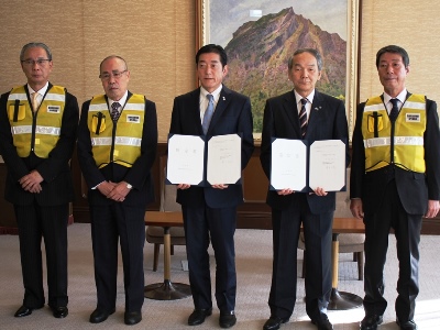 11月6日（月曜日）愛媛県医療機器販売業協会との災害時における医療機器等の供給に関する協定締結式（県庁）の画像