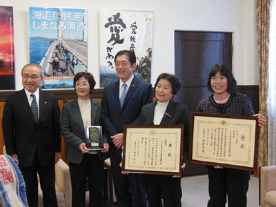 12月8日（金曜日）内子町長、からり直売所出荷者運営協議会関係者らの訪問（県庁）の画像