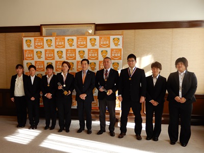 12月21日（木曜日）マドンナ松山選手・コーチらの訪問（県庁）の画像