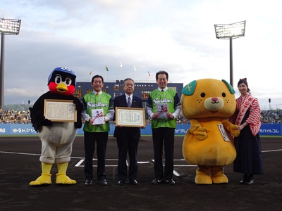 4月25日（水曜日）東京ヤクルトスワローズ対阪神タイガース公式戦（株式会社ヤクルト球団からの寄附贈呈式）（松山市）の画像