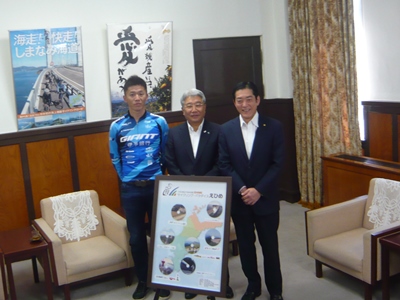 5月14日（月曜日）株式会社伊予銀行からの本県サイクリングPR用動画贈呈セレモニー（県庁）の画像